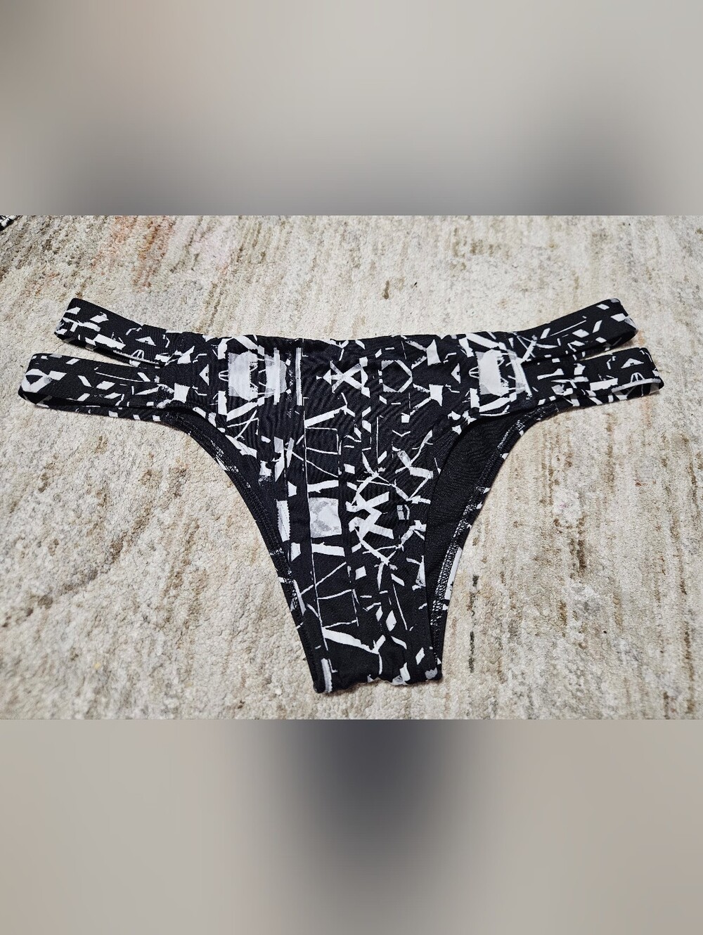 Victoria's Secret Black & White Patterned Women’s Swim Bottom Size M (Size Tag R